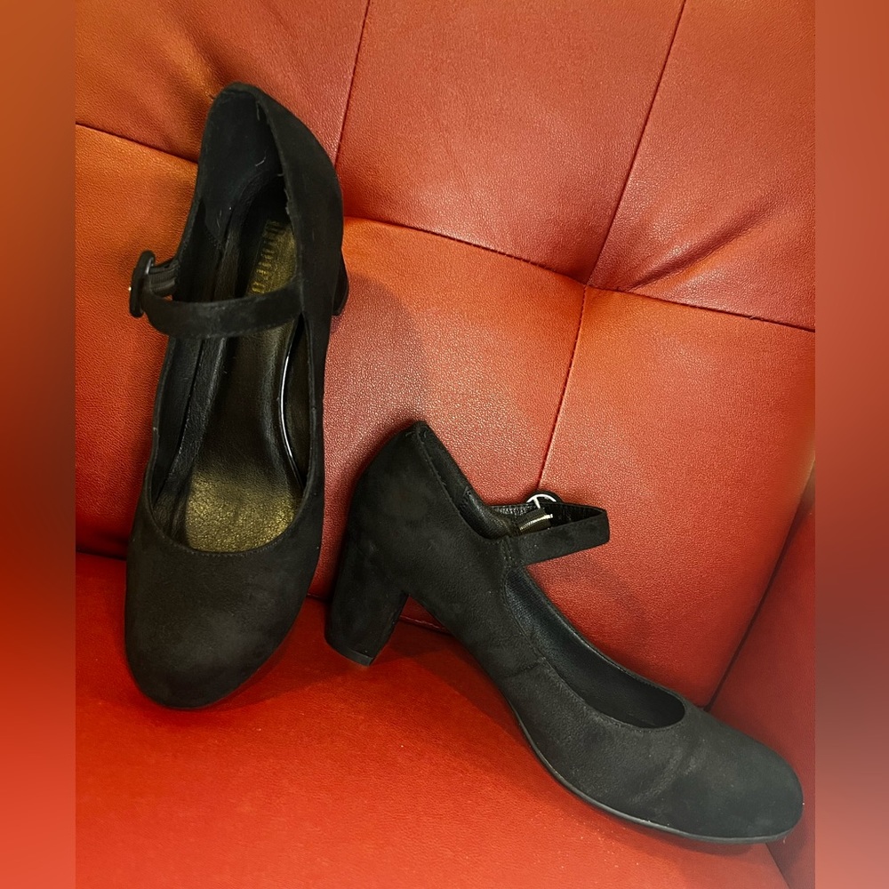 IDUFU brand gently used Mary Jane 2” heel suede/velvet shoes